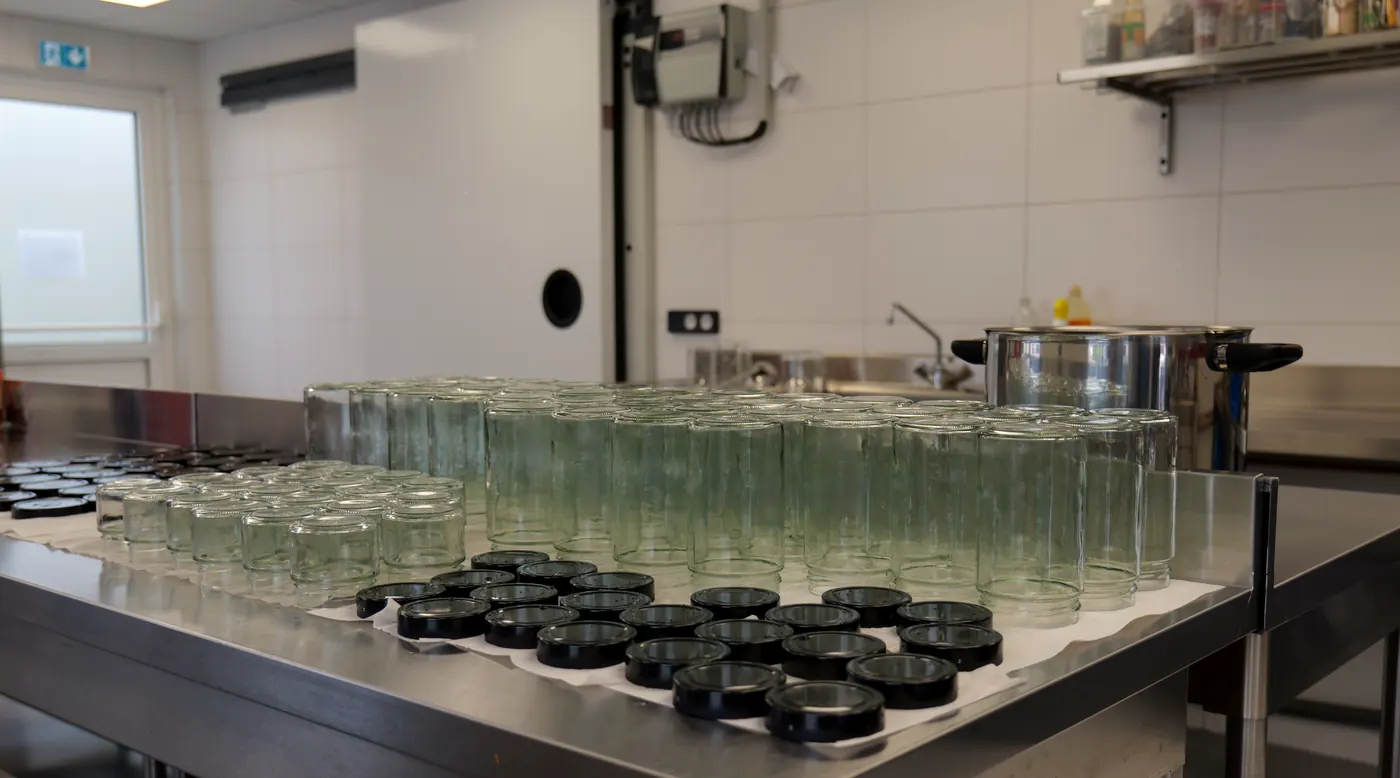 L'atelier de la conserverie : bocaux vides et couvercles prêts pour la mise en pot