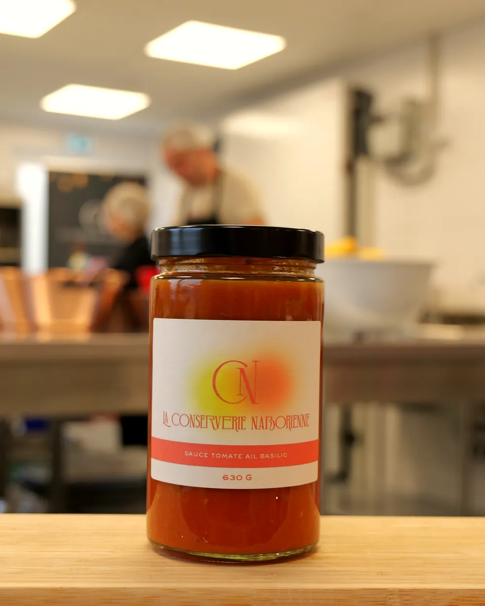 Bocal de sauce tomate de La Conserverie Naborienne dans l'atelier