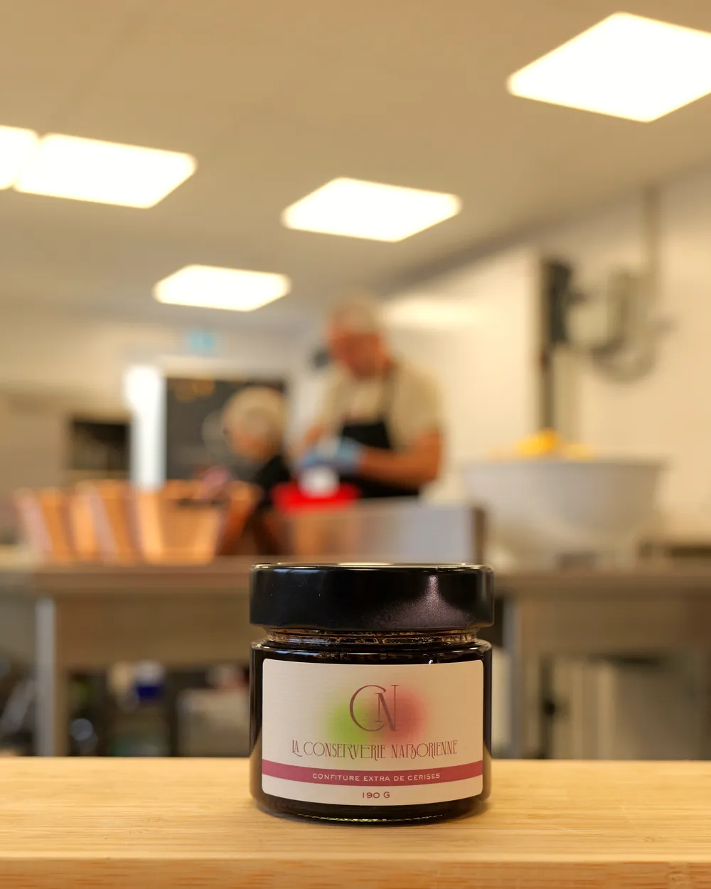 Pot de confiture de La Conserverie Naborienne dans l'atelier