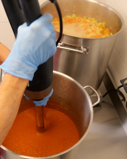 Soupe mixée dans une grande marmite