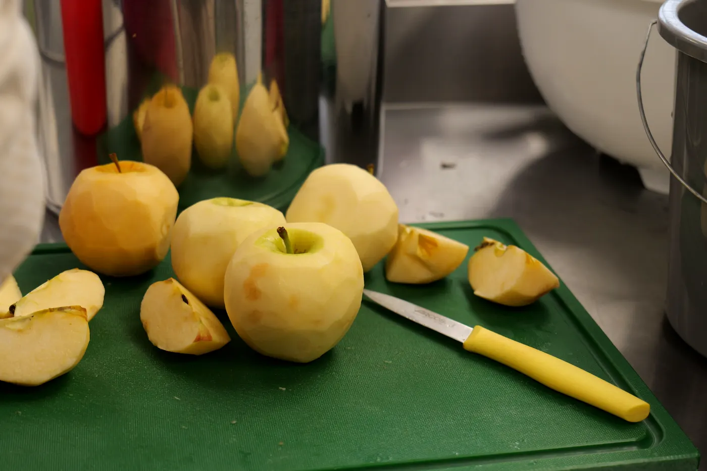 Pommes épluchées à la main sur une planche à découper