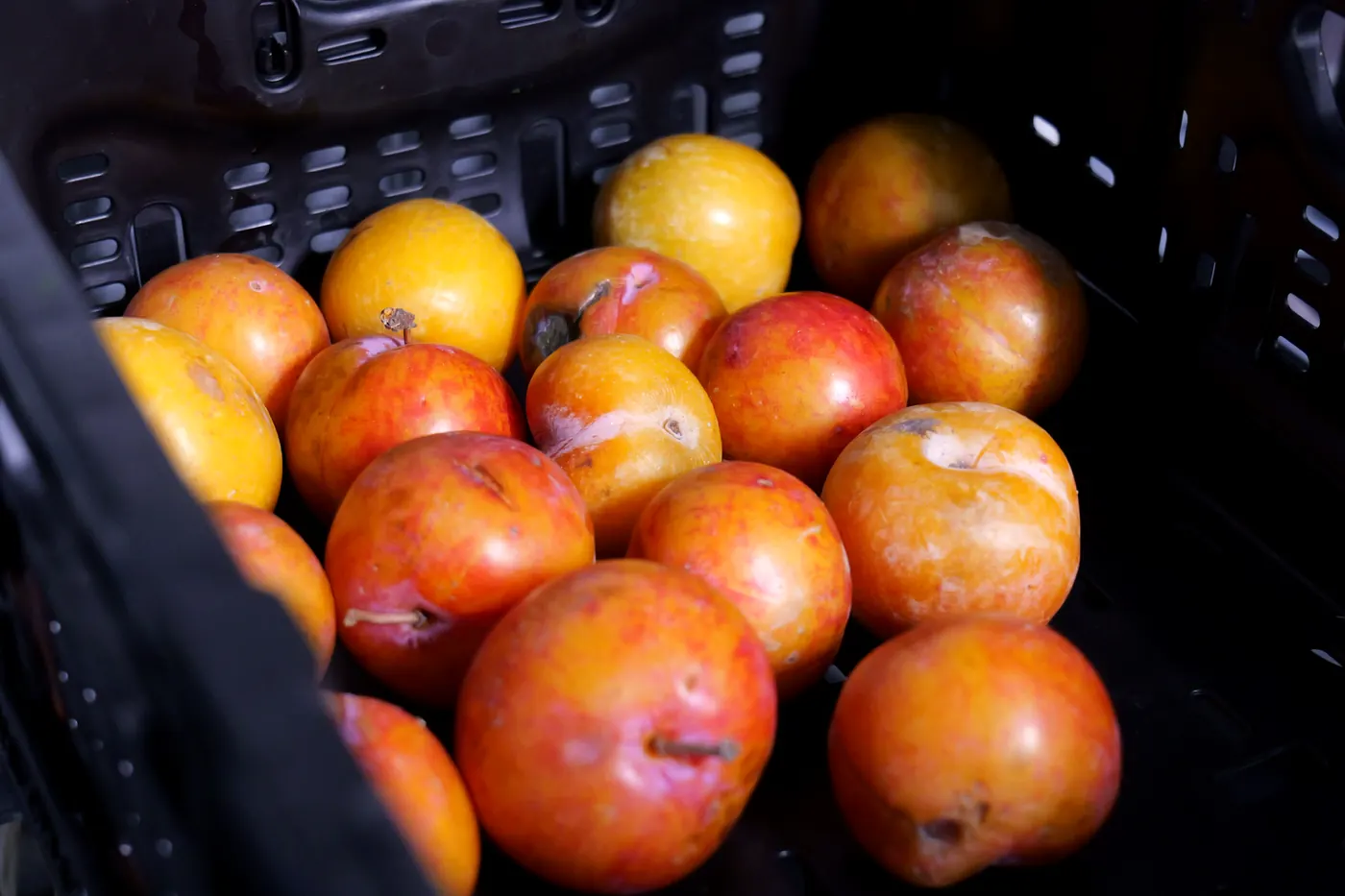 Caisse de prunes et de pommes